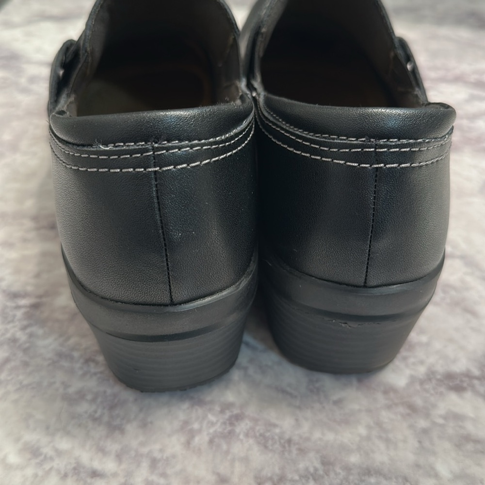 NWOT Leather Clarks Black Slip-Resistant & Comfortable Quality Clogs, Mules, 9 - Picture 3 of 7